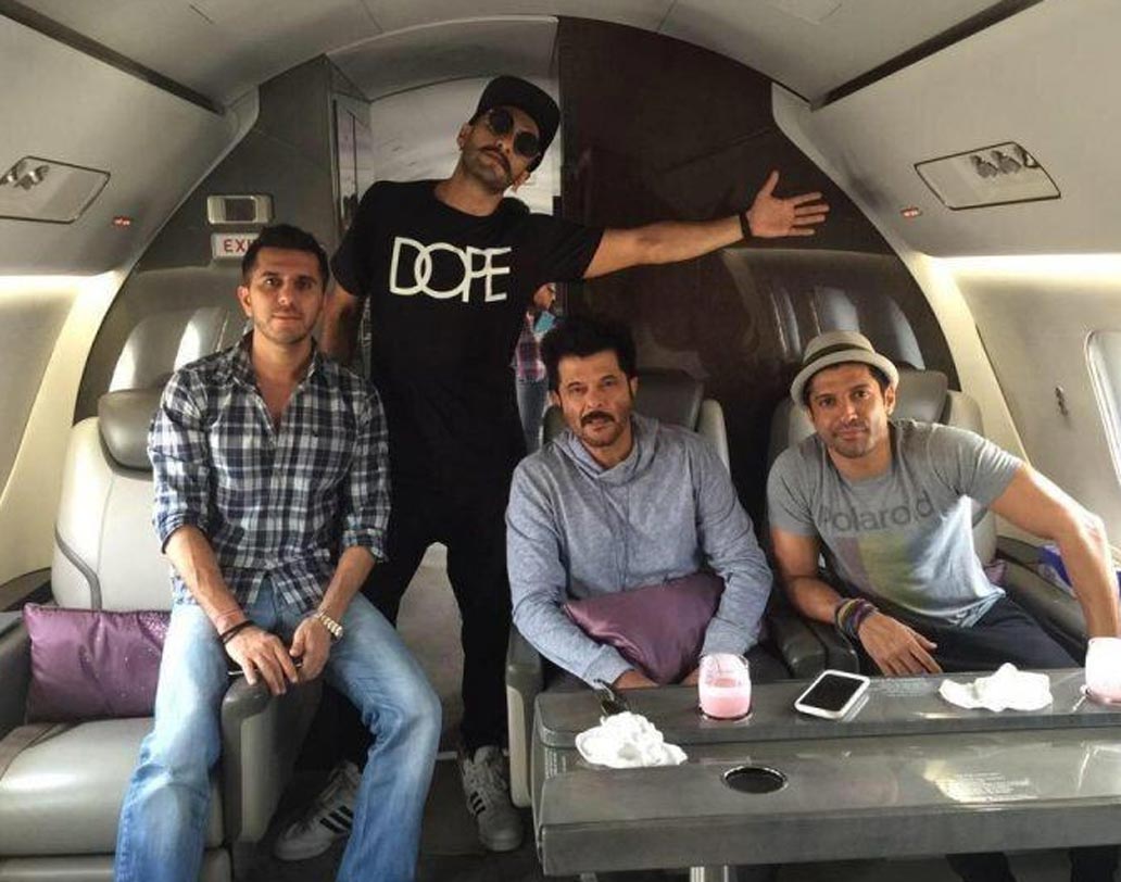 অনিল কপূরেরও একটি প্রাইভেট জেট রয়েছে। ভ্রমণবিলাসী অনিল তাঁর বন্ধু ও পরিবারের সঙ্গে মাঝে মাঝেই ওই বিমানে যাতায়াত করেন।