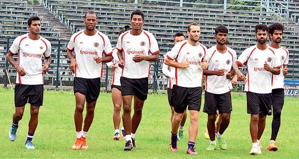 লক্ষ্য: মহমেডানের বিরুদ্ধে হার বাঁচিয়েছিলেন প্লাজা। মঙ্গলবার প্রতিপক্ষ টালিগঞ্জ অগ্রগামী। তার পরেই মহারণ। ডার্বি জয়ের মরিয়া আমনা-রা বিশ্রাম ভুলে অনুশীলনে। নিজস্ব চিত্র