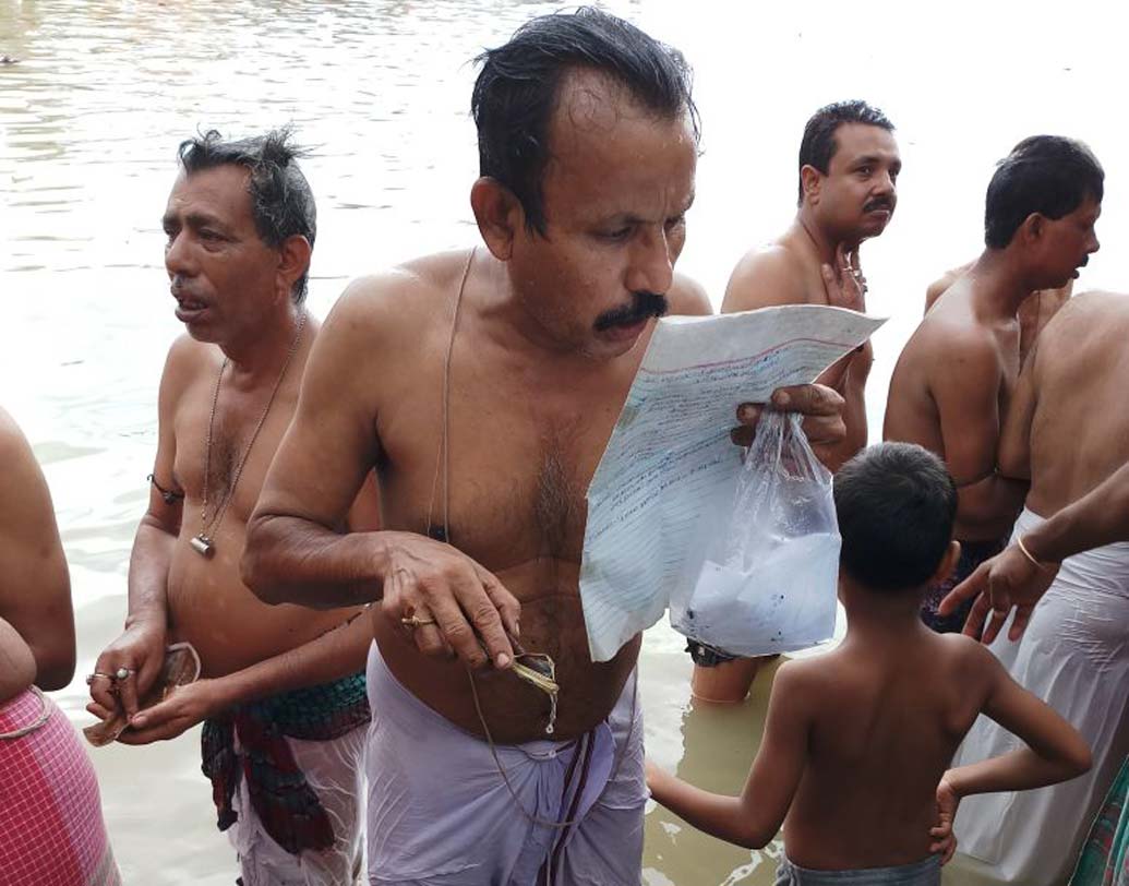 মন্ত্রপাঠ? নাকি পড়া মুখস্থ? আহিরীটোলা ঘাটে পিতৃ তর্পণের আগে একটু ঝালিয়ে নেওয়া।