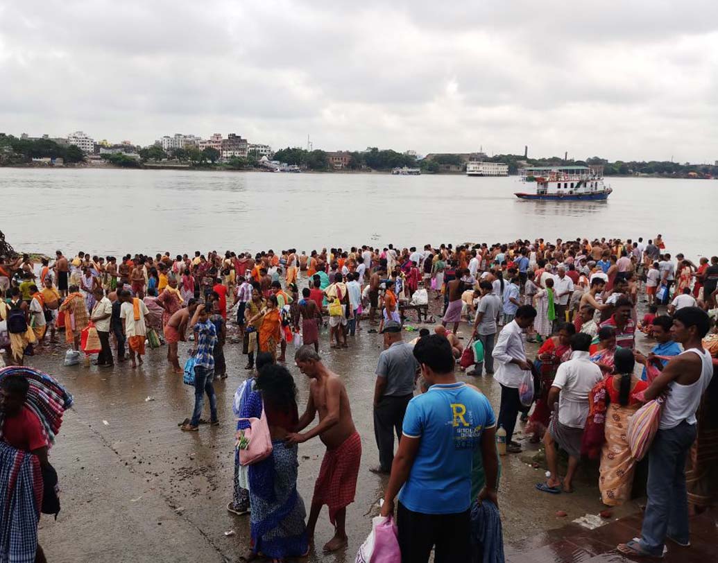 মায়ের আগমণ এ বার নৌকায়। তাই কী মহালয়ার সকালেও আকাশের মুখভার?
