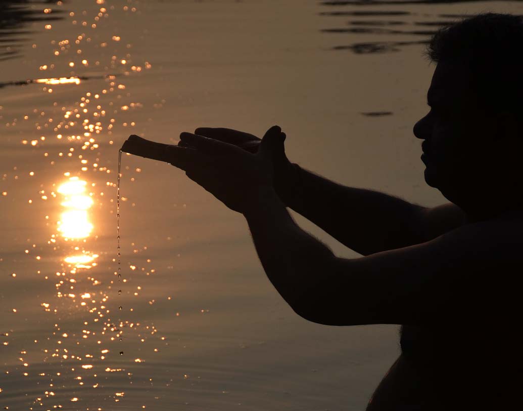 আলো-আঁধারি। নির্মাল্য প্রামাণিকের ক্যামেরায়।