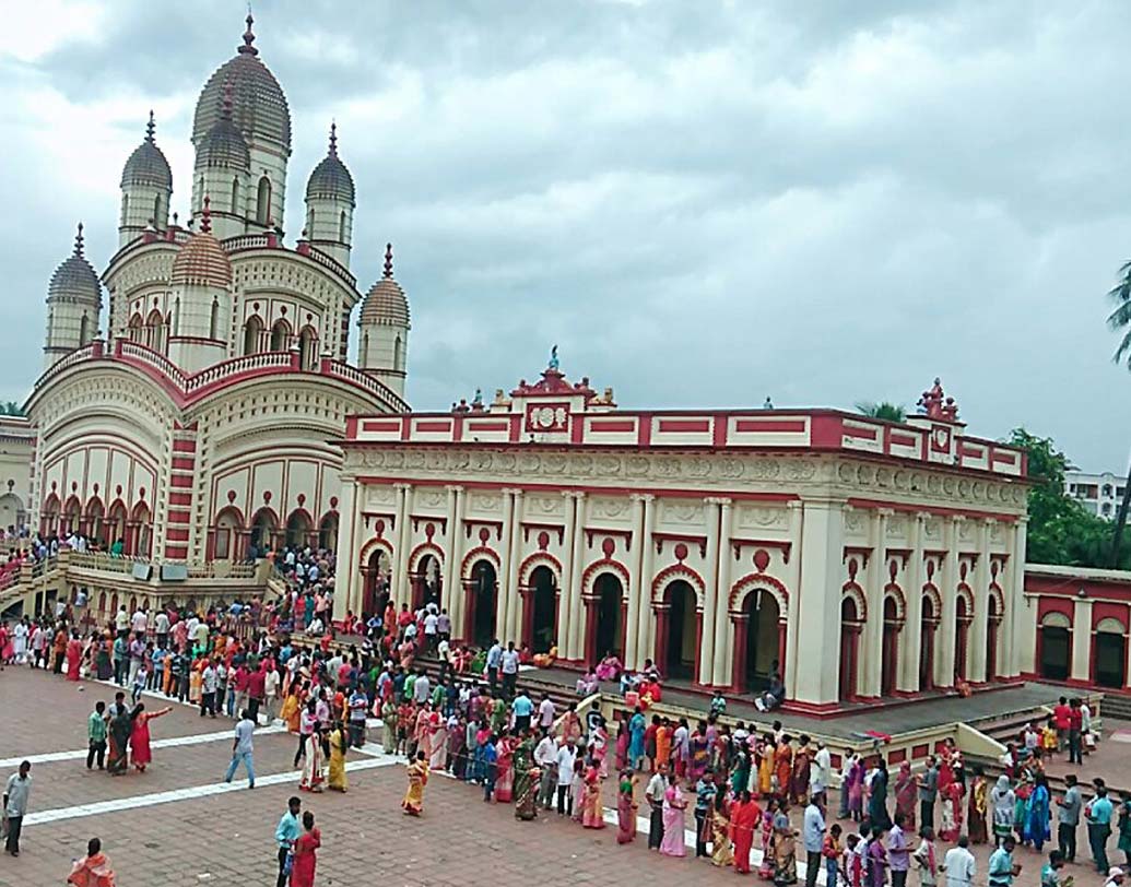 শুধু তর্পণই নয়। দক্ষিণেশ্বর কালীবাড়িতে পড়েছে বিশাল পুজোর লাইনও। ছবি: অমৃত হালদার।