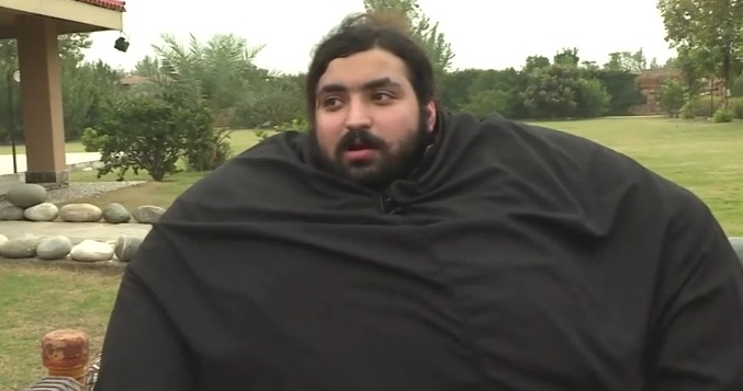 অনেকে আবার তাঁকে 'দ্য হাল্ক'-ও বলেন। খান বাবা থাকেন পাকিস্তানের মর্দানে।