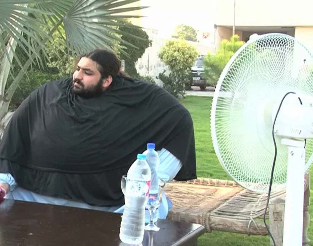 প্রতি দিন ১০ হাজার ক্যালোরি খাবার খান তিনি। যার মধ্যে ৩৬টি ডিম, ৩ কেজি মাংস আর ৫ লিটার দুধ রয়েছে।