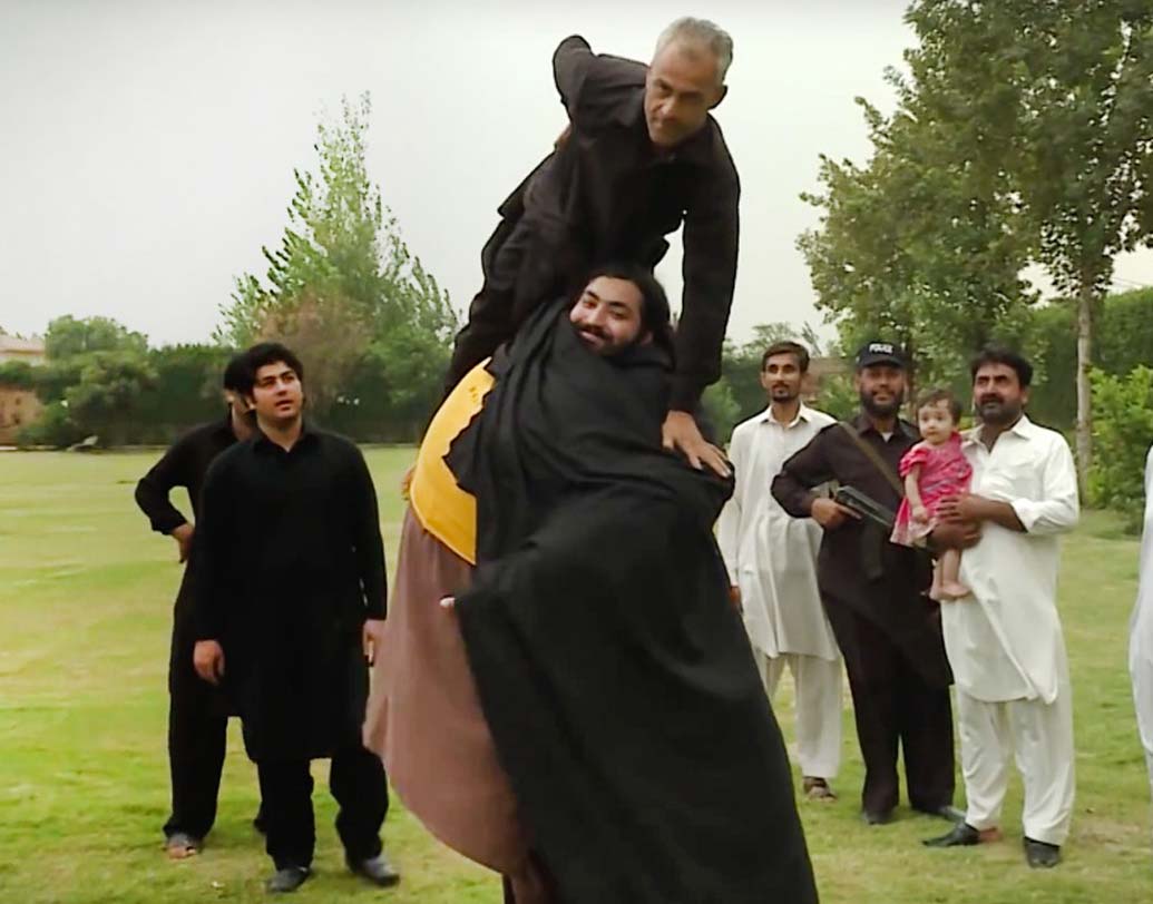 পাকিস্তানের মিনি স্টার তিনি। রোজই তাঁকে দেখতে ভিড় করেন শতাধিক মানুষ।