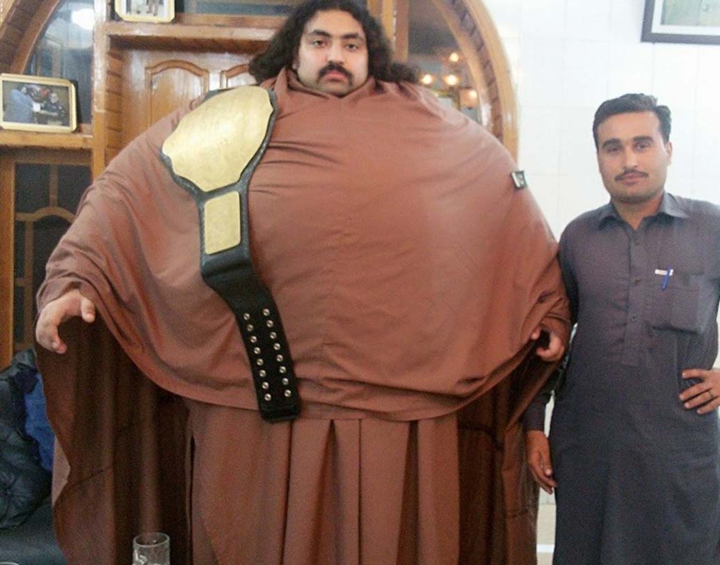 চিকিৎসকরা জানিয়েছেন, অতিরিক্ত ওজন ছাড়া ৬ ফুট তিন ইঞ্চি লম্বা খান বাবার অন্য কোনও শারিরীক সমস্যা নেই।