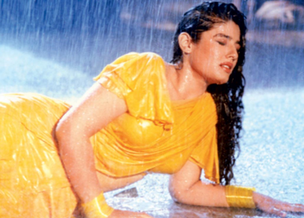 হিন্দি ছবির ইতিহাসে বৃষ্টি ও রোম্যান্সের কয়েকটি গানের মধ্যে অন্যতম সেরা ‘মোহরা’ ছবির ‘টিপ টিপ বর্ষা পানি’। এই গানে হলুদ শাড়িতে অক্ষয়ের সঙ্গে অন-স্ক্রিন রোম্যান্সে রীতিমতো সেরার সেরা রবিনা টন্ডন।