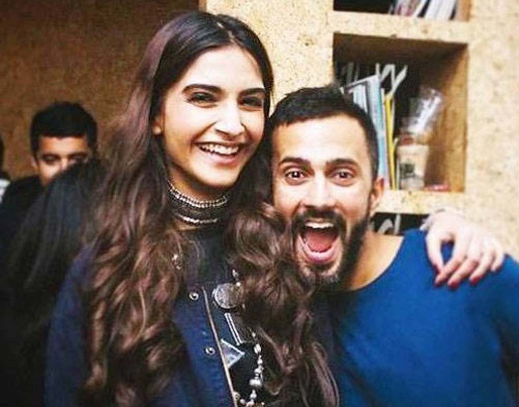 সোনম কপূর:
অনেক ঢাক ঢাক গুড় গুড় করলেও বি-টাউনে গুঞ্জন, শিল্পপতি আনন্দ আহুজার প্রেমে নাকি ভালই মজেছেন অনিল কপূরের মেয়ে। সোশ্যাল মিডিয়াতেও যথেষ্ট স্বাচ্ছন্দ্য এই মিষ্টি কাপল।