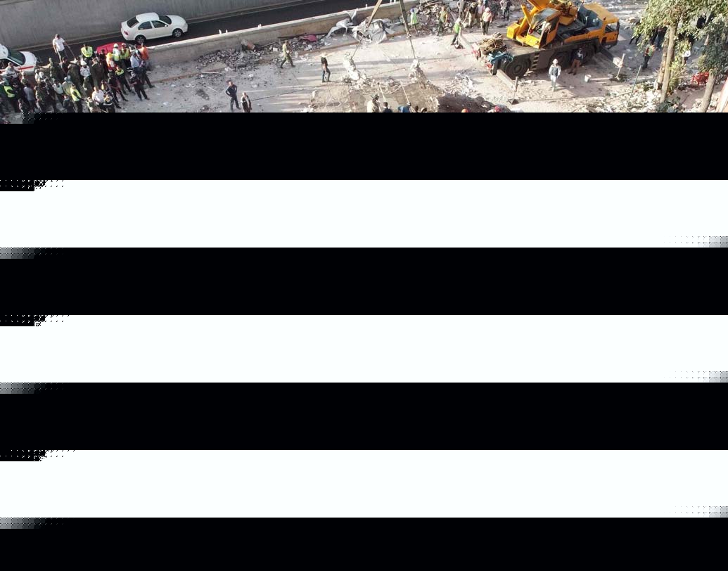 ভয়াবহ ভূমিকম্পের জেরে মাটিতে মিশে গিয়েছে একটি গোটা বহুতল। ছবি: এএফপি।