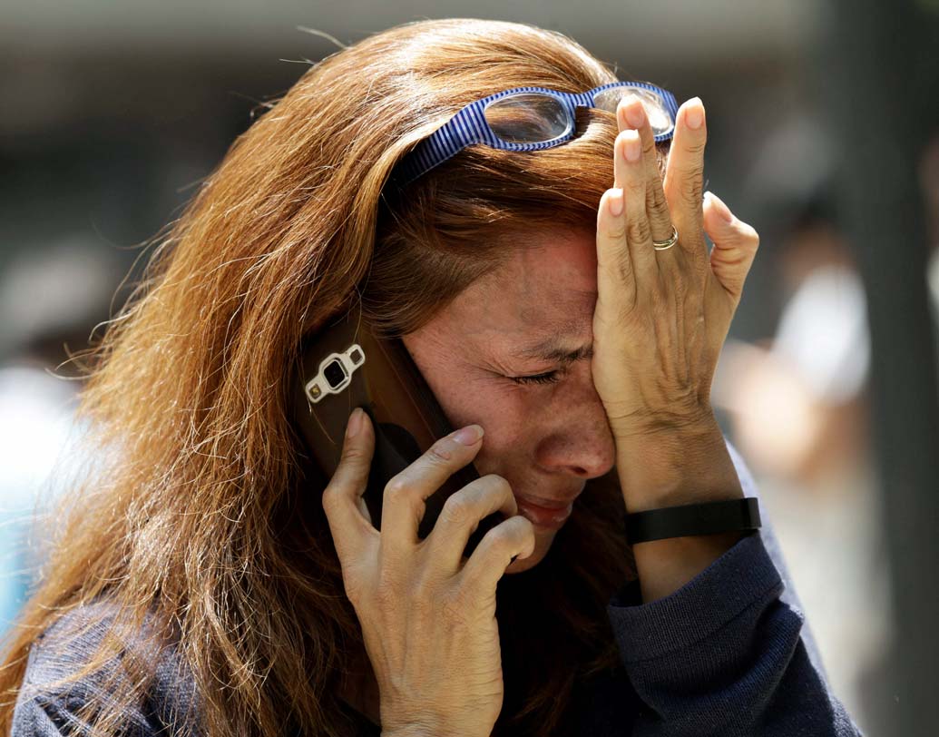 প্রিয়জনকে খোঁজার চেষ্টা। পাসেও দি লা রিফোরমার রাস্তায় দেখা গেল এই দৃশ্য। ছবি: এপি।