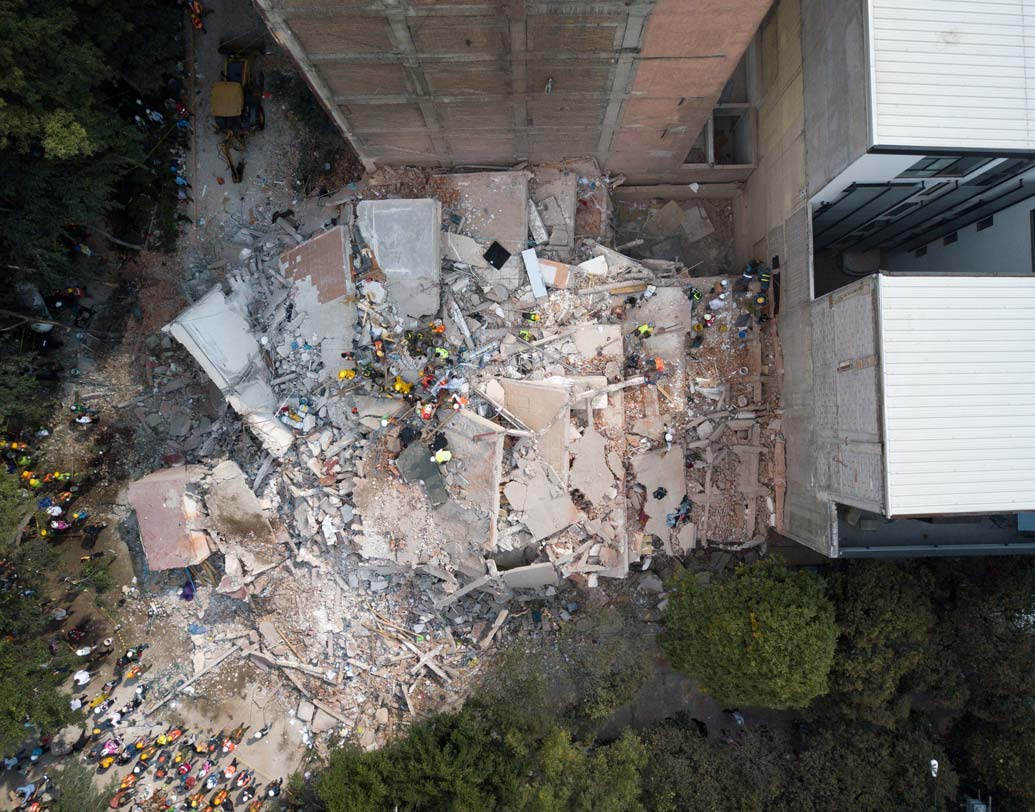 কনদেসা এলাকায় প্রায় গুঁড়িয়ে গিয়েছে বহুতল। চলছে উদ্ধারকাজ। ছবি: রয়টার্স।