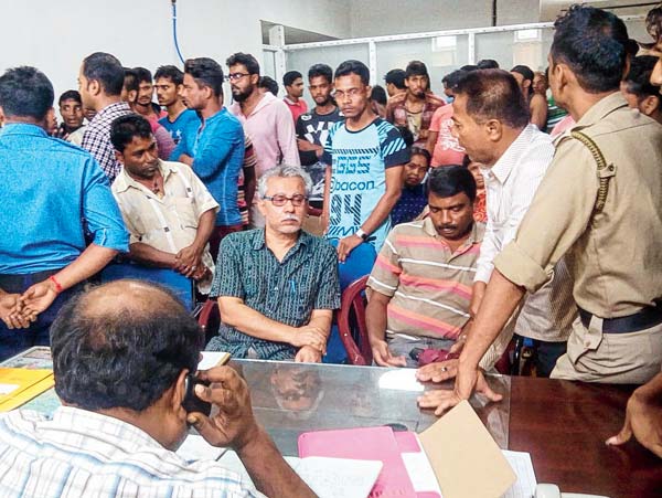 বিক্ষোভ: সুপারকে (চশমা পরা) ঘিরে রোগীর পরিজনেরা। —নিজস্ব চিত্র।