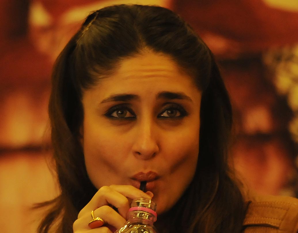 সইফ ও তৈমুরকে নিয়ে নাকি ভারতে নয়, বরং দক্ষিণ ফ্রান্সে সেটল চান করিনা।