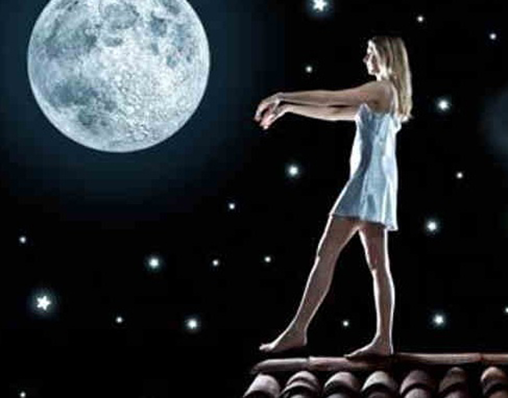 স্লিপওয়াকিং:
অনেক সময় এটা মারাত্মক হতে পারে। ঘুমের মধ্যে অনেকেই হেঁটে বেড়ান। কিন্তু সেটা অবচেতন মনে। ফলে পরে সে বিষয়ে আর কিছুই মনে থাকে না।