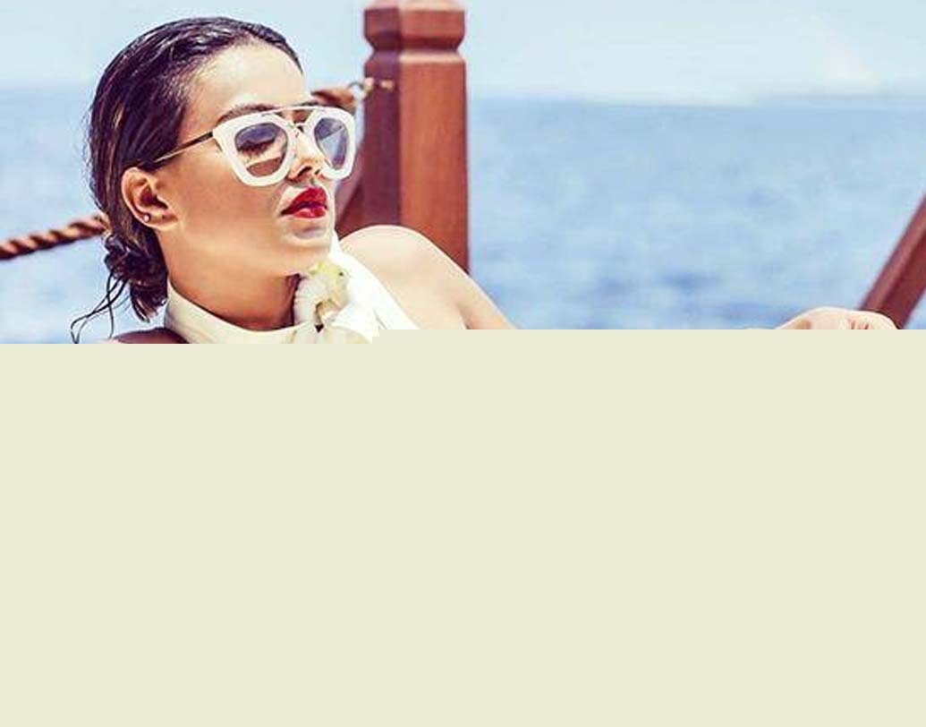 নিয়া শর্মা: সোশ্যাল মিডিয়ায় পেয়েছেন ‘হট’ এবং ‘সিজলিং’ তকমা। নিন্দুকদের পরোয়া না করে উন্মুক্ত করেছেন নিজের সৌন্দর্য। তর্ক-বিতর্ক যাই হোক, তাঁর ফলোয়ারের সংখ্যা দিন দিন বাড়ছে।