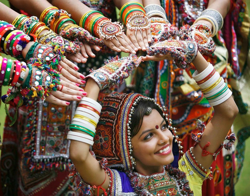 নবরাত্রি পূজা: গুজরাত, পঞ্জাব ও মাহারাষ্ট্র এই সময় ধুমধামের সঙ্গে নবরাত্রি পালন করে। ৯ দিন ধরে পুজো পাঠের সঙ্গে চলে ডান্ডিয়া, গরবা ও রাস।