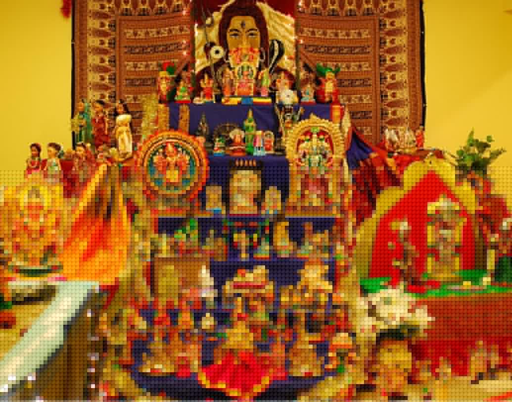 বোম্মাই কলু: তামিলনাড়ু, কর্নাটক ও অন্ধ্রপ্রদেশে দসেরার দিন বোম্মাই কলু স্ত্রী আচার পালন করা হয়। ছোট ছোট পুতুল দিয়ে সাজিয়ে গ্রাম্য লোকাচার ও বিবাহের গল্প বলা হয়। থাকে ছোট ছোট দেবতা মূর্তিও। অনেকটা আমাদের ঝুলনের মতো। নবরাত্রির ৯ দিন ধরে মহিলারা নিজেদের বাড়ির চারপাশ প্রদক্ষিণ করেন। ছোলা ও নারকেল দিয়ে তৈরি বিশেষ ভোগ নিবেদন করা হয় পুজোয়।