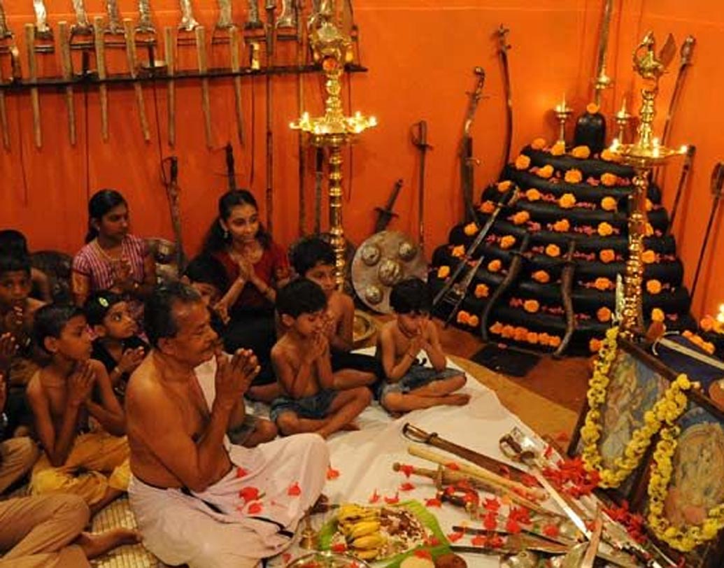 আয়ুধ পূজা: তামিলনাড়ু, কেরল, কর্নাটক ও অন্ধ্রপ্রদেশে নবরাত্রীর নবম দিন আয়ুধ পূজা করা হয়। সন্ধিপুজোয় মা চামু্ণ্ডেশ্বরীর হাতে মহিষাসুর নিধনের পর অস্ত্রের আর কোনও প্রয়োজন নেই। তাই এই দিন সেই অস্ত্রশস্ত্রের উপাসনা করা হয় আয়ুধ পুজোর মাধ্যমে।