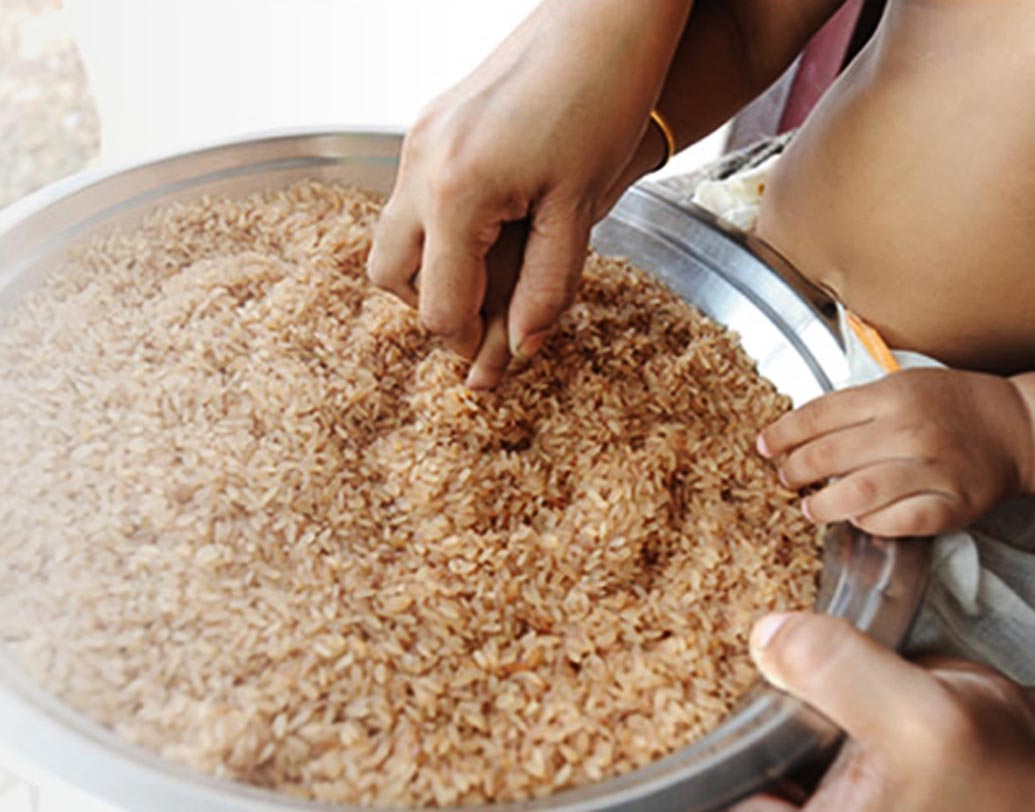 বিদ্যারম্ভ: তামিলনাড়ু, কেরল ও কর্নাটকে বিজয়া দশমীর দিন বিদ্যারম্ভ পালিত হয়। এ দিন সকালে পুজোর পর বই, খাতা দেবীকে নিবেদন করে বিদ্যার্থীরা। একে বলা হয় পূজা এদুপ্পু। শিশুদের এ দিন চাল বা বালির উপর দাগ কেটে প্রথম অক্ষর চেনানো হয়। যাকে বলা হয় এজুথিনু এরুথু। ব্যাপারটা আমাদের সরস্বতী পুজোর হাতে খড়ির মতো।