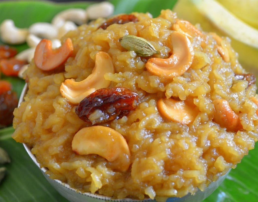 সরস্বতী পূজা: কেরল, কর্নাটক ও তামিল নাড়ুতে দুর্গাষ্টমীর দিন সরস্বতী বা গায়ত্রী দেবীর আরাধনা করা হয়। কেরলে এই উত্সব পুজোবাইপু নামে পরিচিত। ব্রাহ্মণ পরিবারে এই সময় শিক্ষা, জ্ঞান, বুদ্ধির আরাধনা করা হয়। অনেক জায়গায় নবরাত্রী ও দসেরার পুরো দশ দিন ধরেই চলে সরস্বতী বন্দনা।