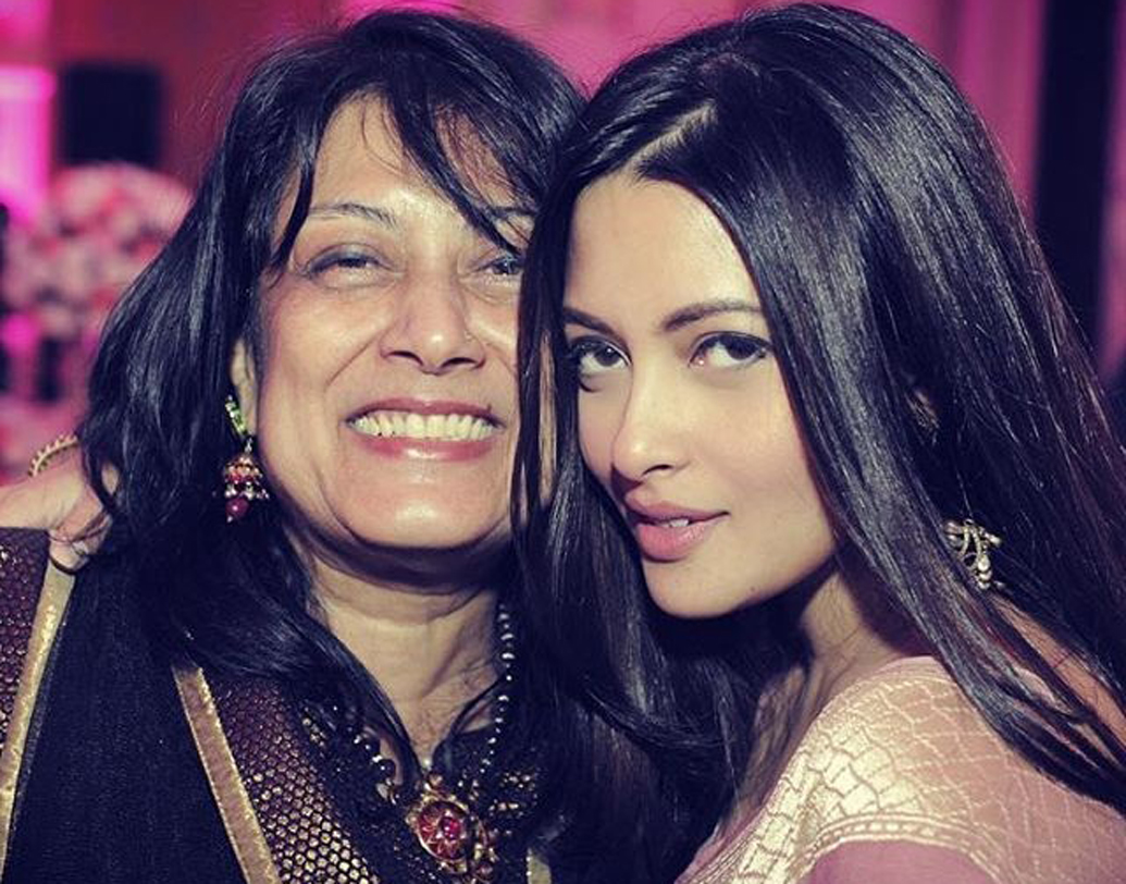 রিসেপশনের দিন প্রিয়জনের সঙ্গে রিয়া।