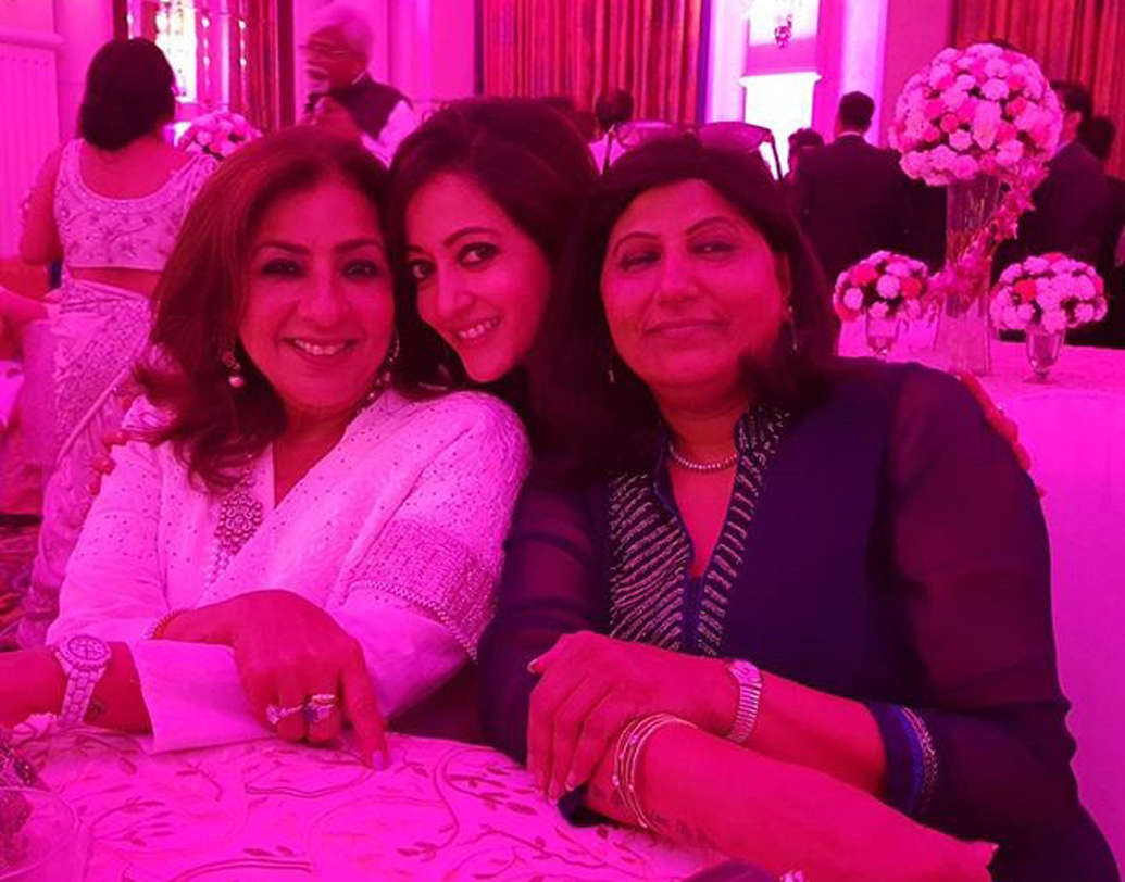 আফটার পার্টিতে অতিথিদের সঙ্গে রাইমা সেন।