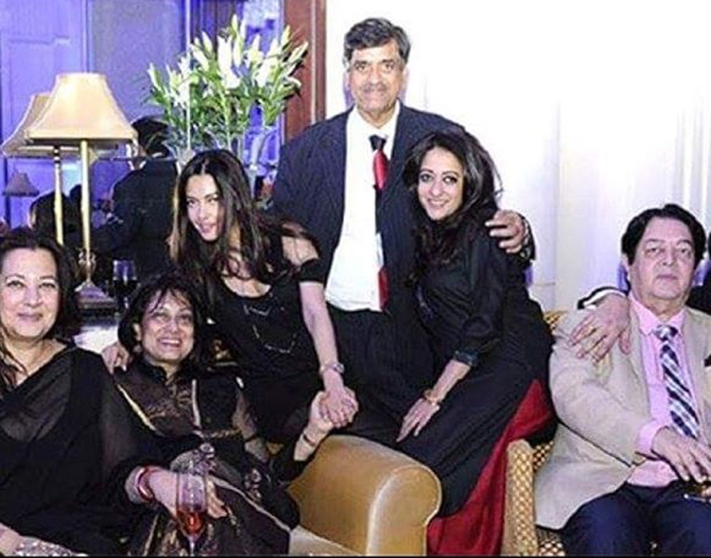 আফটার পার্টিতে কালো রঙের পোশাক পরেছিলেন সকলে। বাবা-মা ও অন্যান্য অতিথিদের সঙ্গে রিয়া ও রাইমা।