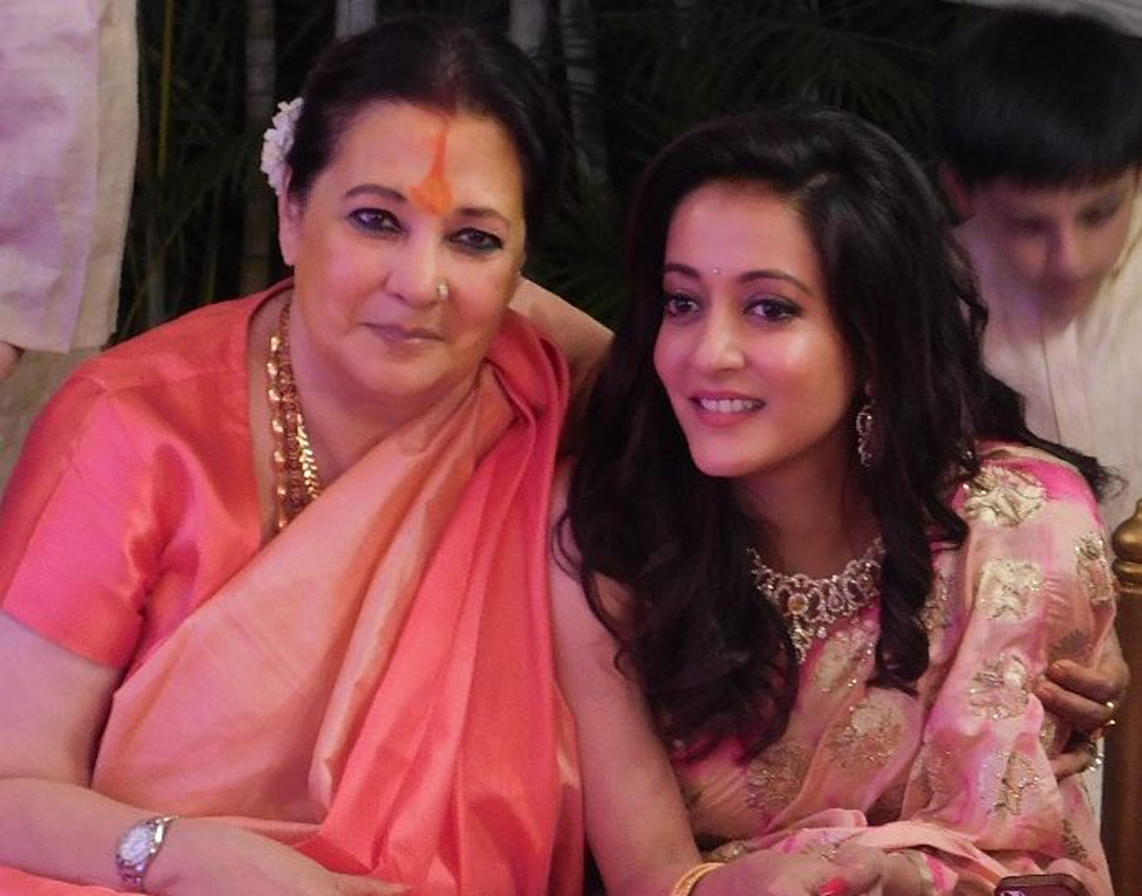 রিয়ার বিয়ের দিন মুনমুন ও রাইমা সেন।