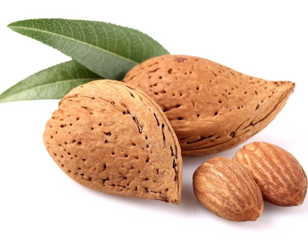 খুব বেশি আমন্ড খেলে দেহে টক্সিন জমতে থাকে। কারণ এতে হাইড্রোকার্বন অ্যাসিড রয়েছে। হাইড্রোকার্বন অ্যাসিড বেশি দেহে জমলে শ্বাসকষ্ট হয়, নার্ভের সমস্যা হয়, এমনকী মৃত্যুর হতে পারে।