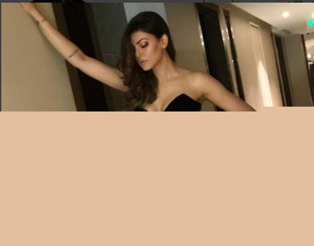 সুস্মিতা বরাবরই তাঁর ফ্যাশন নিয়ে একটু ‘হটকে’ স্টাইলের। পর পর দু’টি ছবিতেই সে কথা প্রমাণ করেছেন সুস্মিতা।