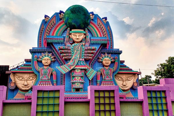 জমকালো: রবীন্দ্রনগর উন্নয়ন সমিতির মণ্ডপ। ছবি: শৈলেন সরকার