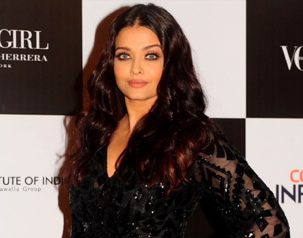 ভোগ উইমেন অব দ্য ইয়ার-এর রেড কার্পেটে গর্জাস লুকে হাজির ছিলেন ঐশ্বর্যা রাই বচ্চন। ঐশ্বর্যা পেয়েছেন ‘ভোগ ইনফ্লুয়েন্সার অব দ্য ডিকেড’ অ্যাওয়ার্ড।