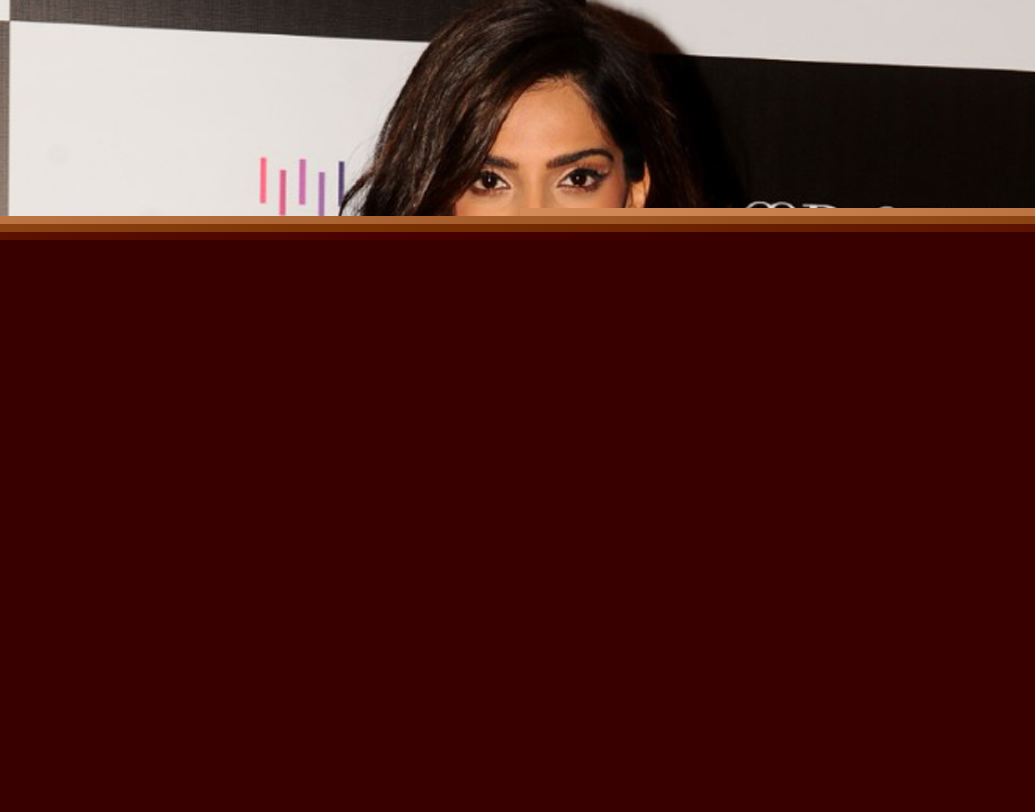 সোনমকে এদিনের অনুষ্ঠানে পাওয়া গেল সবুজ ড্রেসে। তাঁর অসামান্য ফ্যাশন সেন্সের জন্য সোনম পেয়েছেন ‘ফ্যাশন আইকন অব দ্য ইয়ার’-এর পুরস্কার।