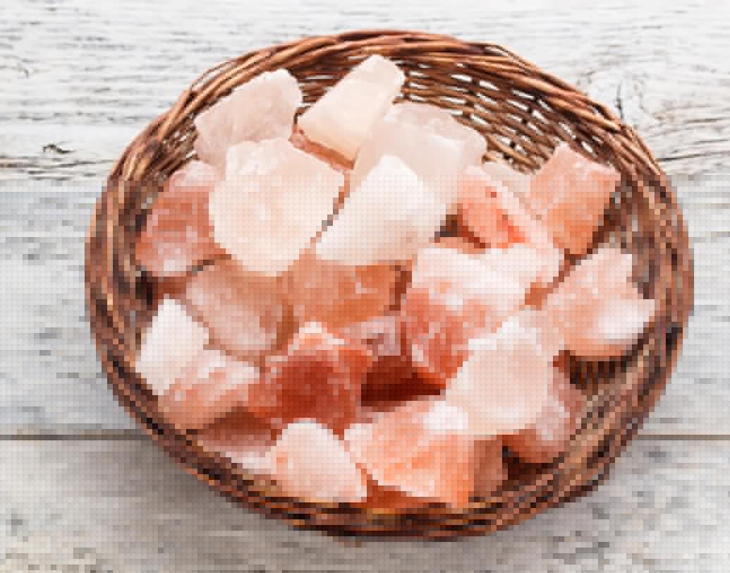 সাধারণ টেবল সল্টের তুলনায় সৈন্ধব লবণ কম আয়োডাইজড। এর ক্রিস্টাল বড় এবং স্বাদও বেশি।