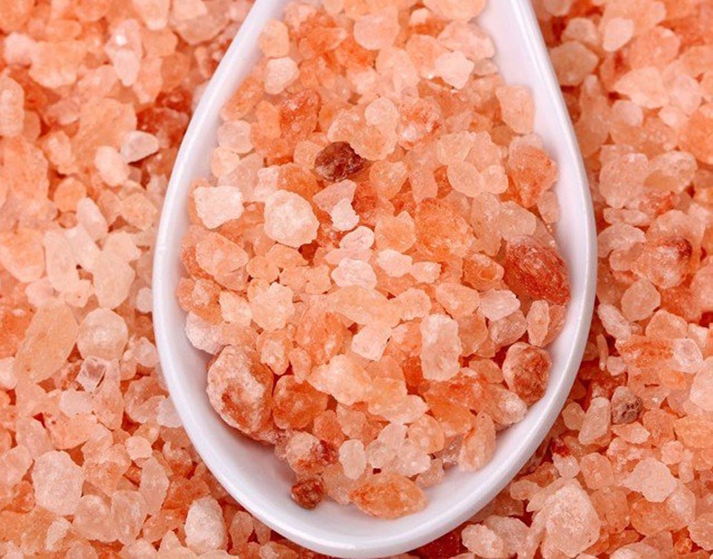 সৈন্ধব লবণে আয়রন, জিঙ্ক, ম্যাগনেশিয়াম, কপার থাকায় সাধারণ লবণের থেকে বেশি স্বাস্থ্যকর।