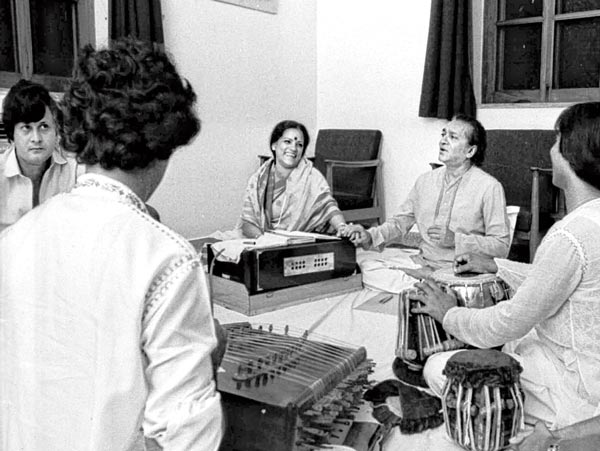 মেলবন্ধন: ১৯৮৫। পণ্ডিত রবিশঙ্কর তৈরি করছেন পুজোর গান। গাইছেন হৈমন্তী শুক্লা। ছবি: তপন দাশ