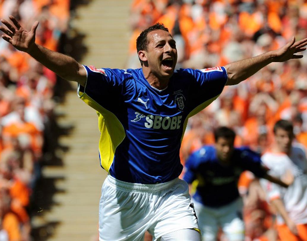 মাইকেল চোপড়া: ভারতীয় বংশোদ্ভূত এই খেলোয়াড় একটা সময় মাতিয়ে রেখেছিল ইংলিশ ফুটবলকে। তবে, জুয়ার মারাত্মক নেশা ছিল মাইকেলের। আর এতেই অকালে শেষ হয়ে যায় মাইকেলের কেরিয়ার।