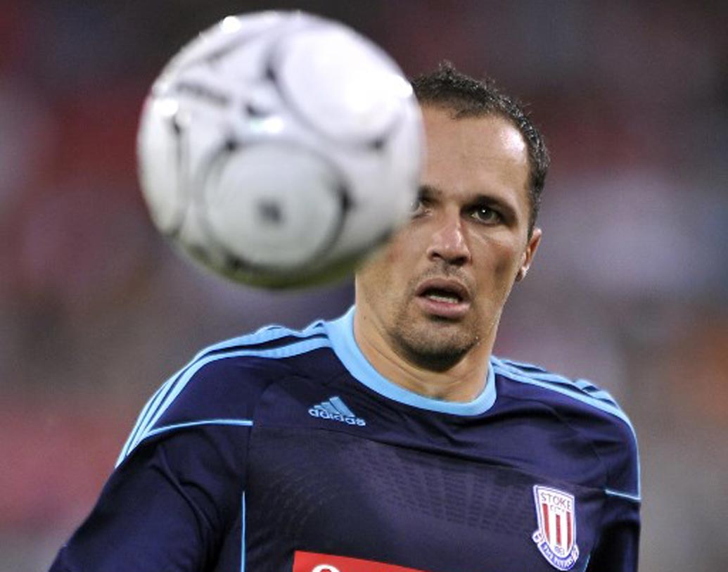 ম্যাথু এথিরিংটোন: নামটা অপরিচিত হলেও ইংলিশ ফুটবলের অন্যতম সেরা লেফট উইঙ্গার ছিলেন এই ফুটবলার। খেলেছেন স্টোক সিটি, টোটেনহ্যাম হটস্পারের মত দলের হয়ে। কিন্তু জুয়ার নেশা শেষ করেছে ম্যাথুর কেরিয়ারকেও। মাত্র ৩৩ বছর বয়সে ফুটবলকে বিদায় জানান তিনি।