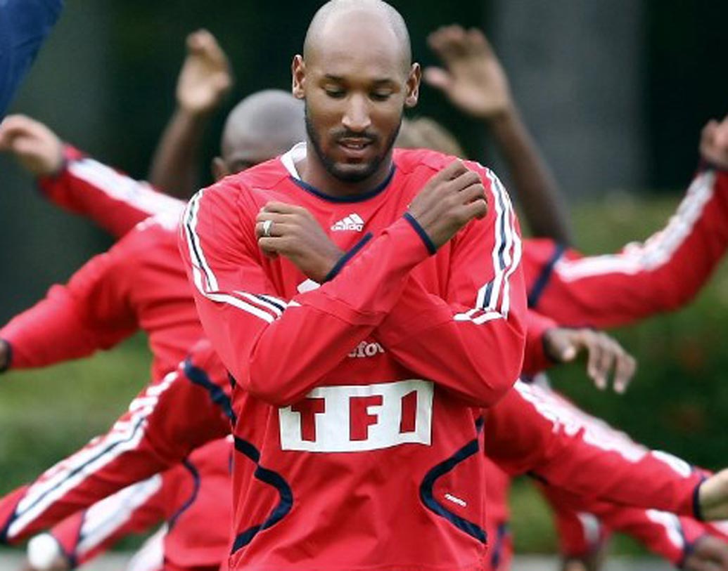 নিকোলাস আনেলকা: ১৯৯৮-৯৯ সালে আর্সেনালের জার্সি গায়ে ৩৫ ম্যাচে ১৭টি গোল করেছিলেন এই ফরাসি তারকা। কিন্তু তাঁর পরের মরসুমে বিশাল টাকার চুক্তিতে আর্সেনাল ছেড়ে রিয়াল মাদ্রিদে সই করেন। আর্সেনাল ছেড়ে মাদ্রিদে গিয়ে সফল হতে পারেননি আনেলকা। ১৯ টি ম্যাচ খেলে করেছিলেন মাত্র ২ টি গোল।