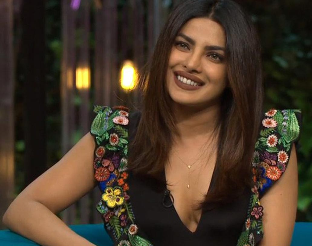 ফ্যানেদের মতে, দেশি গার্ল প্রিয়ঙ্কা নাকি ‘কফি উইথ কর্ণ’-তে গিয়ে নিজের সততার পরিচয় দিয়েছিলেন!সরাসরি নিজের প্রাক্তন সম্পর্কের কথা মেনে নিয়েছিলেন। বলেছিলেন, বয়ফ্রেন্ডের সঙ্গে ফোন সেক্স, এক সঙ্গে স্নান করার কথা। তবে প্রাক্তনের নাম কোনওভাবেই মুখে আনেননি।