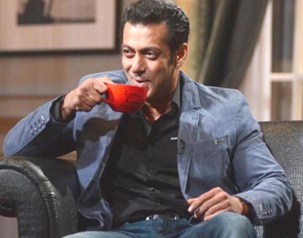 কর্ণের শো-তে হাজির হয়ে বেশ কয়েকটি বিস্ফোরক স্বীকারোক্তি করেছিলেন বলিউডের ভাইজান। সলমনের প্রথম স্বীকারোক্তি ছিল তিনি ভার্জিন। পাশাপাশি, ছোটবেলায় ভাই সোহেল, আরবাজ ও তাঁর একই অন্তর্বাস ব্যবহারের জন্য বাবা সেলিম খানের কাছে চড় খাওয়ার কথাও জানিয়েছিলেন সলমন।