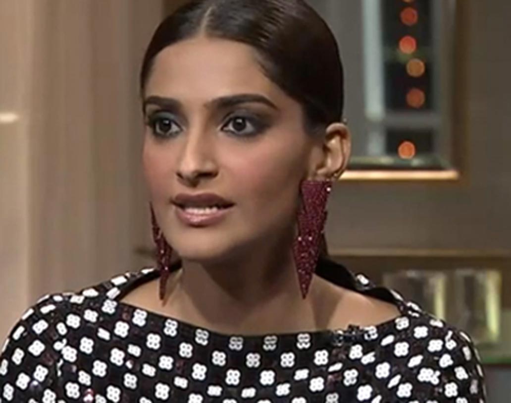 বেশ কয়েকবার ‘কফি উইথ কর্ণ’-তে অতিথি হয়ে গিয়েছিলেন সোনম কপূর। তাঁর প্রাক্তন রণবীর কপূরকে নিয়ে সরাসরি যেমন মন্তব্য করেছিলেন, তেমনই বলিউডের ‘ফ্যাশন ডিসাস্টার’ দের নাম বলতেও এক বারও ভাবেননি। দীপিকা পাড়ুকোন ও পরিণীতি চোপড়ার ‘স্টাইলিং’ দ্রুত বদলের প্রয়োজন বলে মন্তব্য করেছিলেন সোনম।