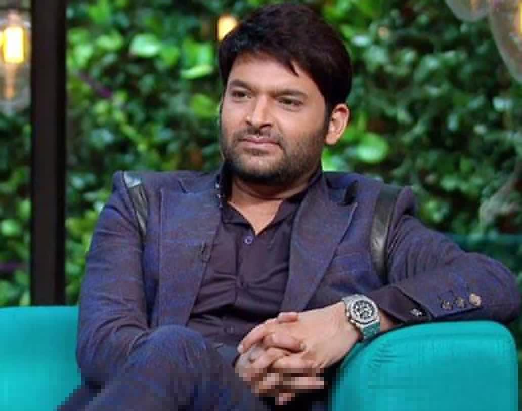 কর্ণ জোহরের শো-তে গিয়ে নিজের মনের কথা ব্যক্ত করেছিলেন কপিল শর্মা। দীপিকা পাড়ুকোনকে যে তিনি ভালবাসেন, তা জানিয়েছিলেন এই শো-তেই। দীপিকাকে বিয়েও করতে চান বলেছিলেন কপিল। তবে রণবীর সিংহের প্রতি তাঁর কোনও ক্ষোভ নেই বলেও স্বীকারোক্তি ছিল কপিলের।