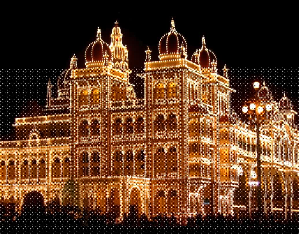 মহীশূর দশেরা: মহীশূরে দশেরা ধুমধামের সঙ্গে পালিত হয়। দশেরা উপলক্ষ্যে গোটা এক মাস মহীশূর প্যালেসেকে প্রায় ১লক্ষ লাইট দিয়ে সাজিয়ে তোলা হয়। এর পাশাপাশি হাতিদের সুন্দর করে সাজিয়ে মহীশূর প্যালেস থেকে এক বিরাট শোভাযাত্রা বের করা হয়।