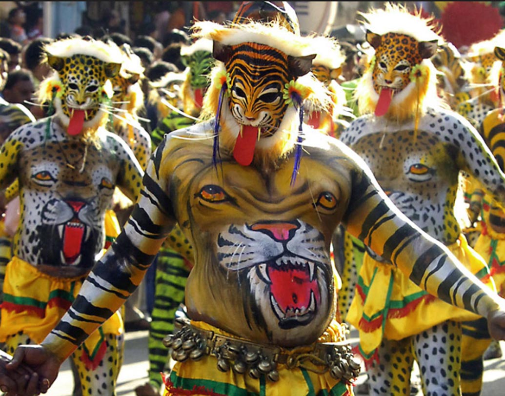 ম্যাঙ্গালোরের দশেরা: এখানে বিভিন্ন ধরনের লোকমৃত্য পরিবেশিত হবেই। বাঘের মতো সেজে বিশেষ ধরনের লোকনৃত্য করেন শিল্পীরা। সারা শহর জুড়ে বিভিন্ন  ধরনের শোভাযাত্রা বের হয়।