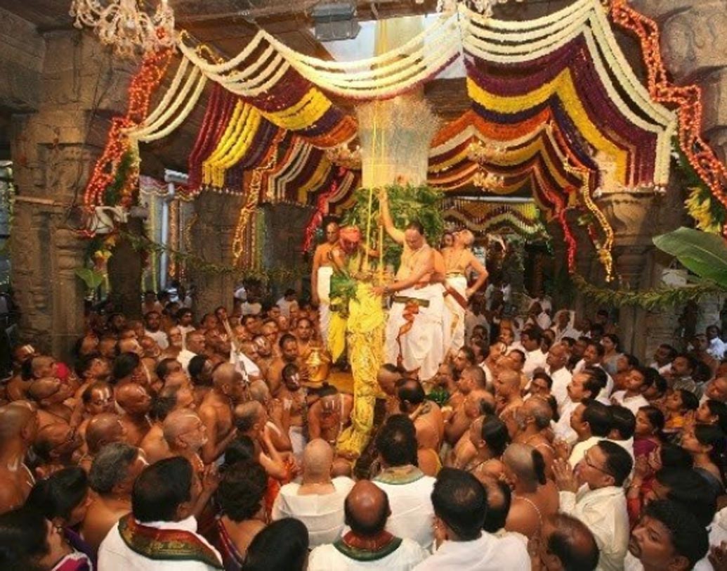 অন্ধপ্রদেশের বিজয়া দশমী: অন্ধ্রপ্রদেশ জুড়ে মহিষাসুরমর্দিনীর পুজো করা হয়। এ দিন ললিতা সাহসরানামা পারয়ানা এবং কুমকুমাচারণ পুজো করেন বিবাহিত মহিলারা। একই সঙ্গে এ দিন ভগবান ভেঙ্কটেশ্বর, শ্রীদেবী এবং ভুদেবী মূর্তি সহযোগে বিশাল শোভাযাত্রা বের হয়।