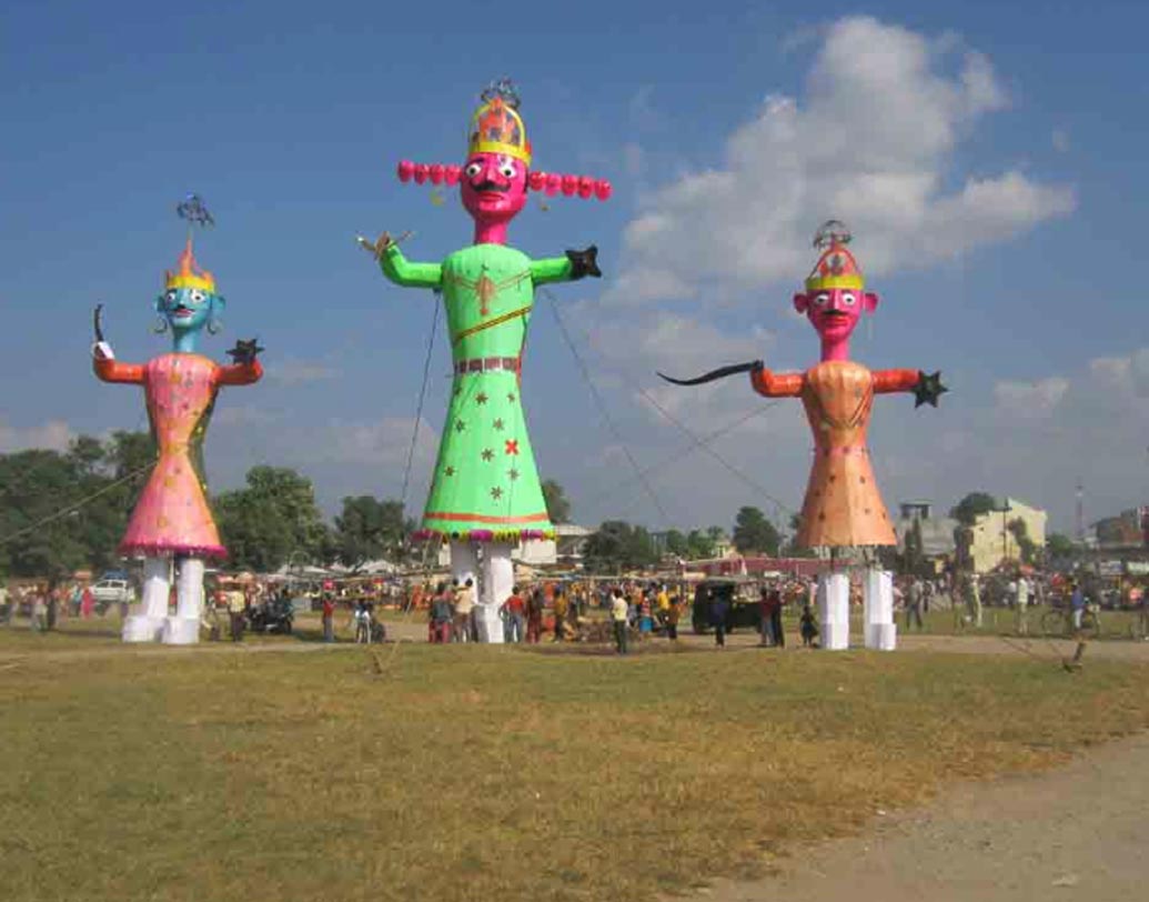 দিল্লির দশেরা: এ সময় যদি আপনি দিল্লিতে যান, তবে আপনাকে রামলীলা ময়দানে যেতেই হবে। রাবণ, কুম্ভকর্ণ এবং মেঘনাদের বিরাট মূর্তি তৈরি করা হয়। এবং তাতে আগুন ধরানো হয়। বিশ্বাস করা হয় এতে অশুভ শক্তির বিনাশ ঘটবে।