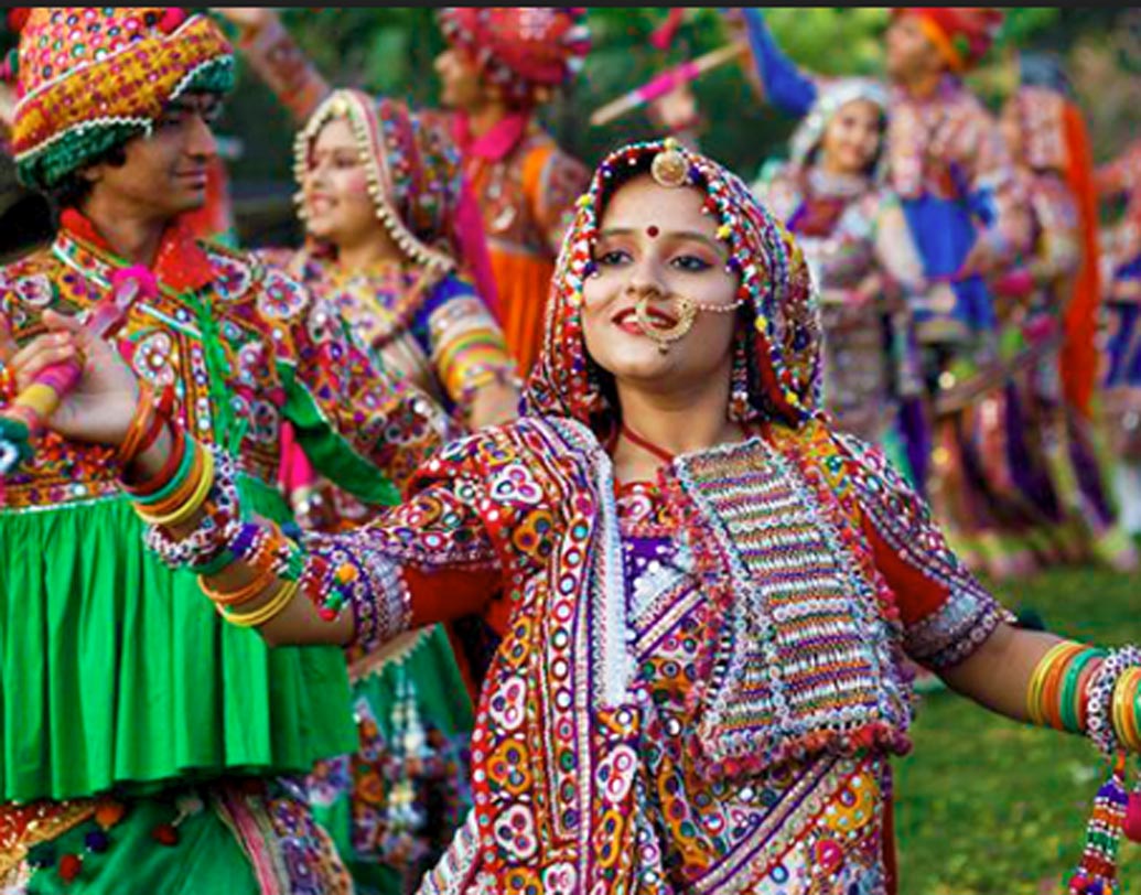 গুজরাতের দশেরা: পুরুষ-নারী নির্বিশেষে প্রত্যেকেই ঐতিহ্যবাহী পোশাকে সেজে ওঠেন। এর পর বিশেষ ধরনের নৃত্য ‘গরবা’তে মেতে ওঠেন।