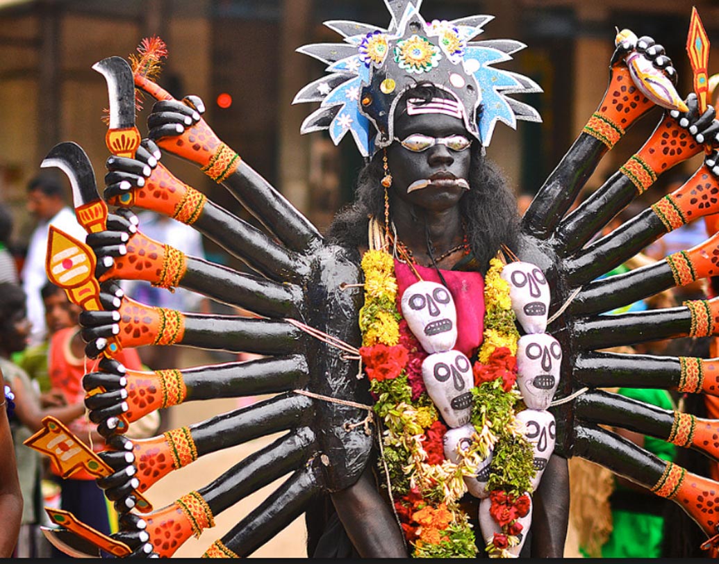 তামিলনাড়ুর বিজয়া দশমী: মুথারণম মন্দিরের দশেরা উৎসব দেখার মতো। এ সময়। বিভিন্ন ভগবানের সাজে সেজে নৃত্য পরিবেশন করেন। সঙ্গে সালঙ্কারা দেবীমূর্তিকতে নিয়ে আসা মানুষের মাঝে।