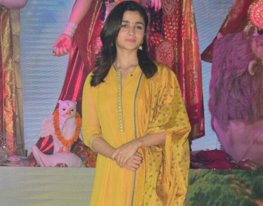 দু’জনেই পরেছিলেন নতুন জামা। আলিয়া মণ্ডপে গিয়েছিলেন হলুদ চুড়িদার পরে।